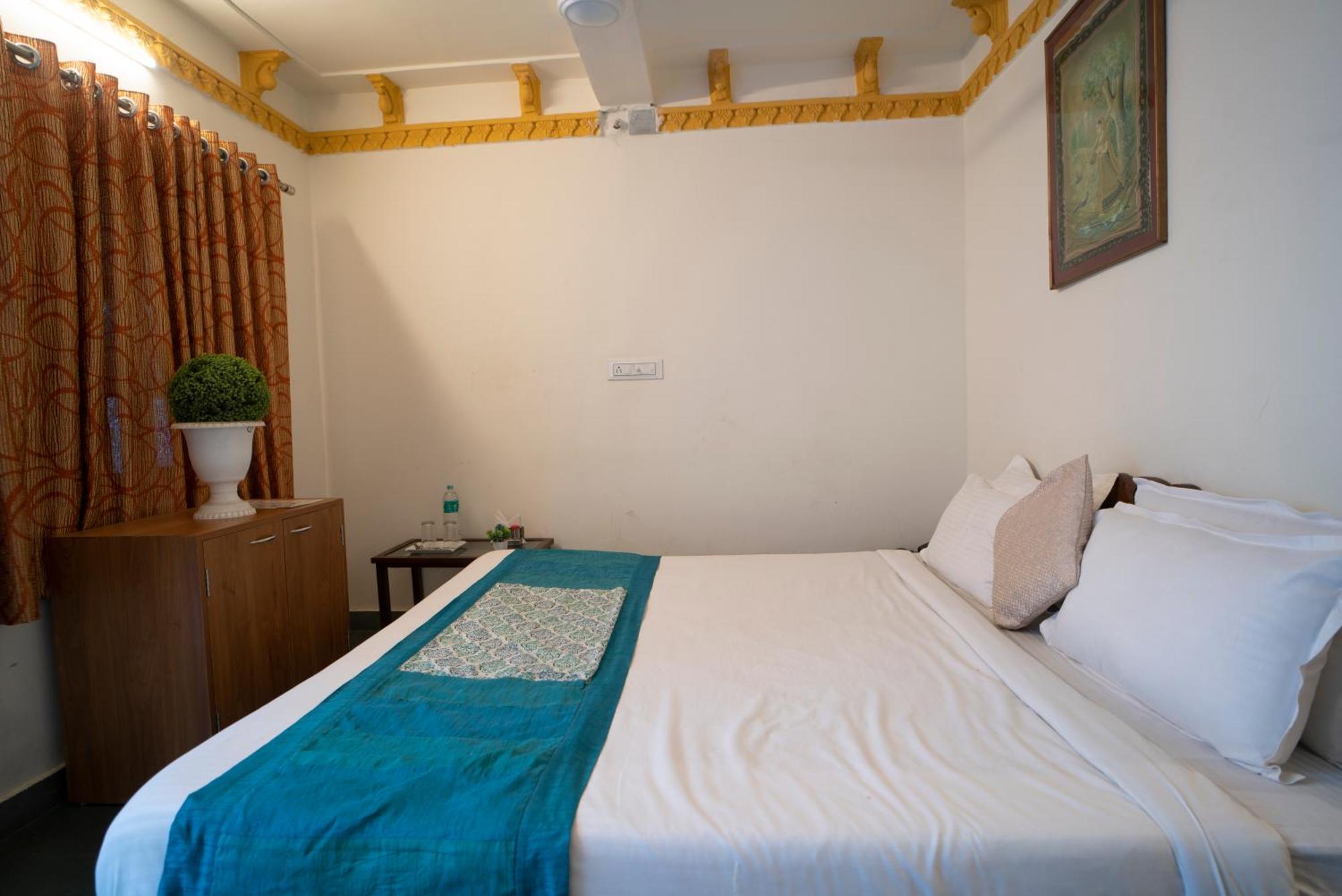 Hotel Ambavgarh Palace Udaipur Exterior photo